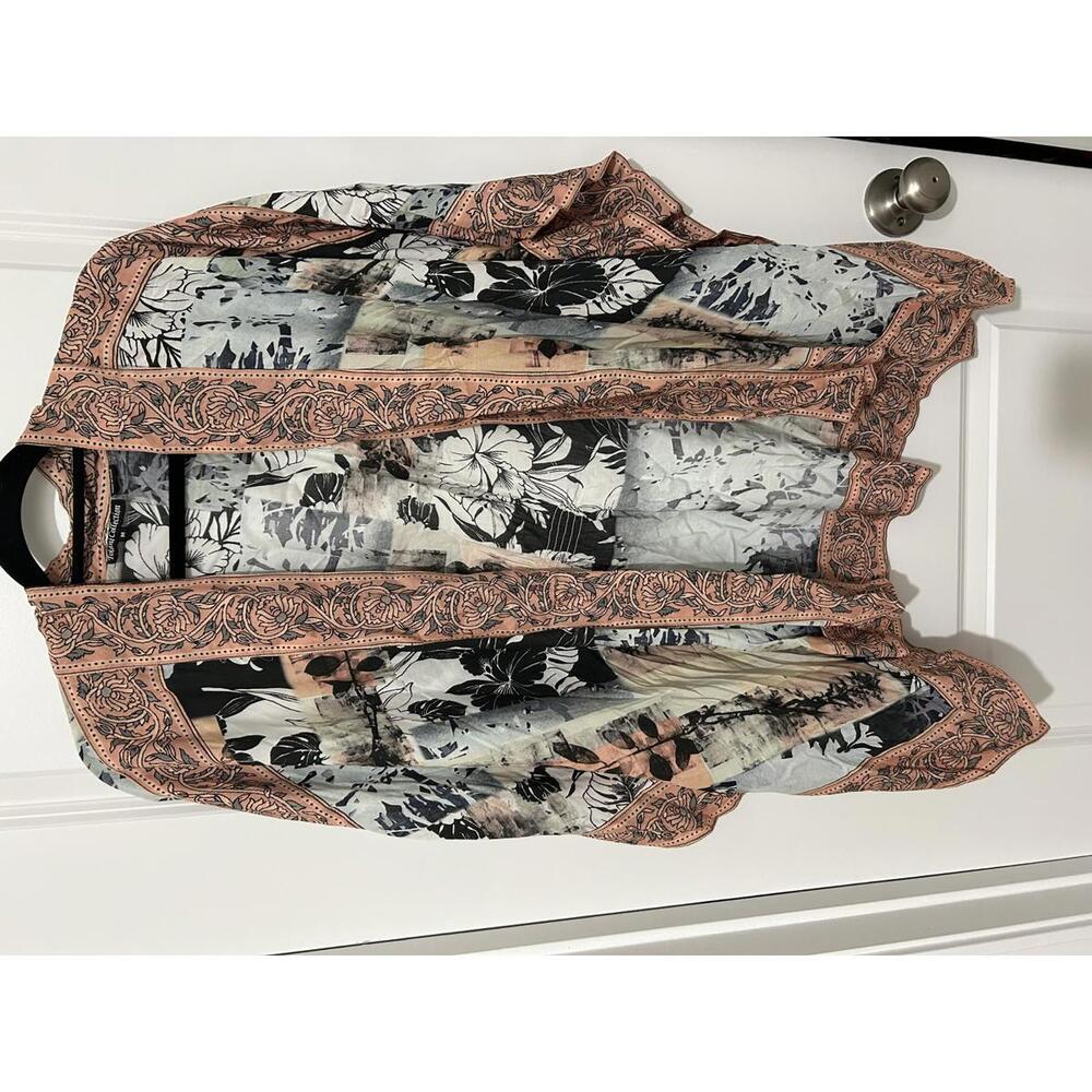 Beautiful Japanese Kimono with Floral and Abstract Design‎